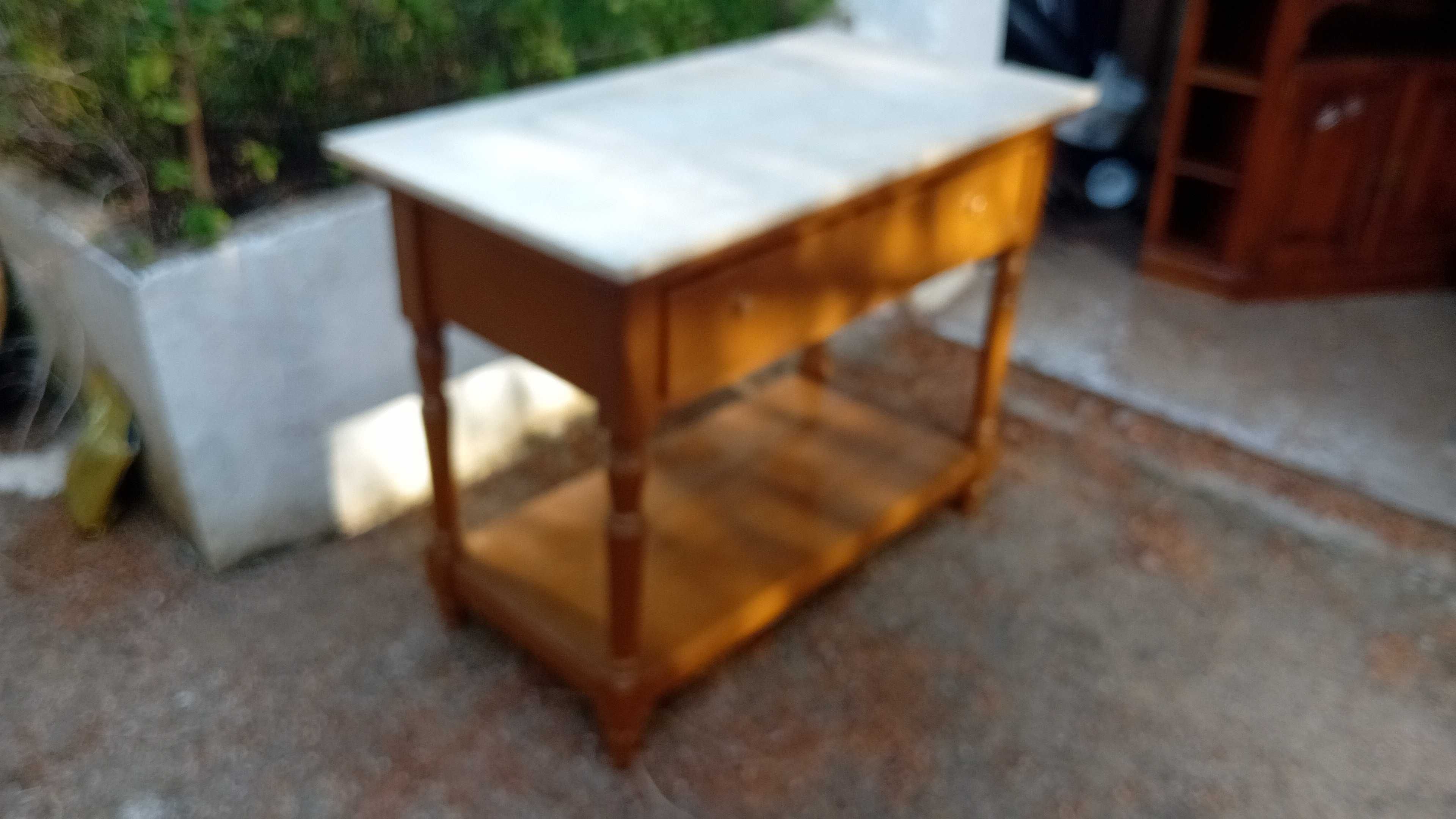 Mesa de cozinha  com pedra e estrado