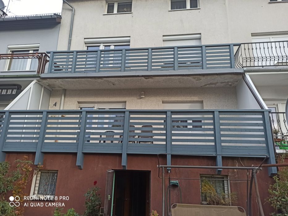 Wiaty tarasy stajnie dla koni.