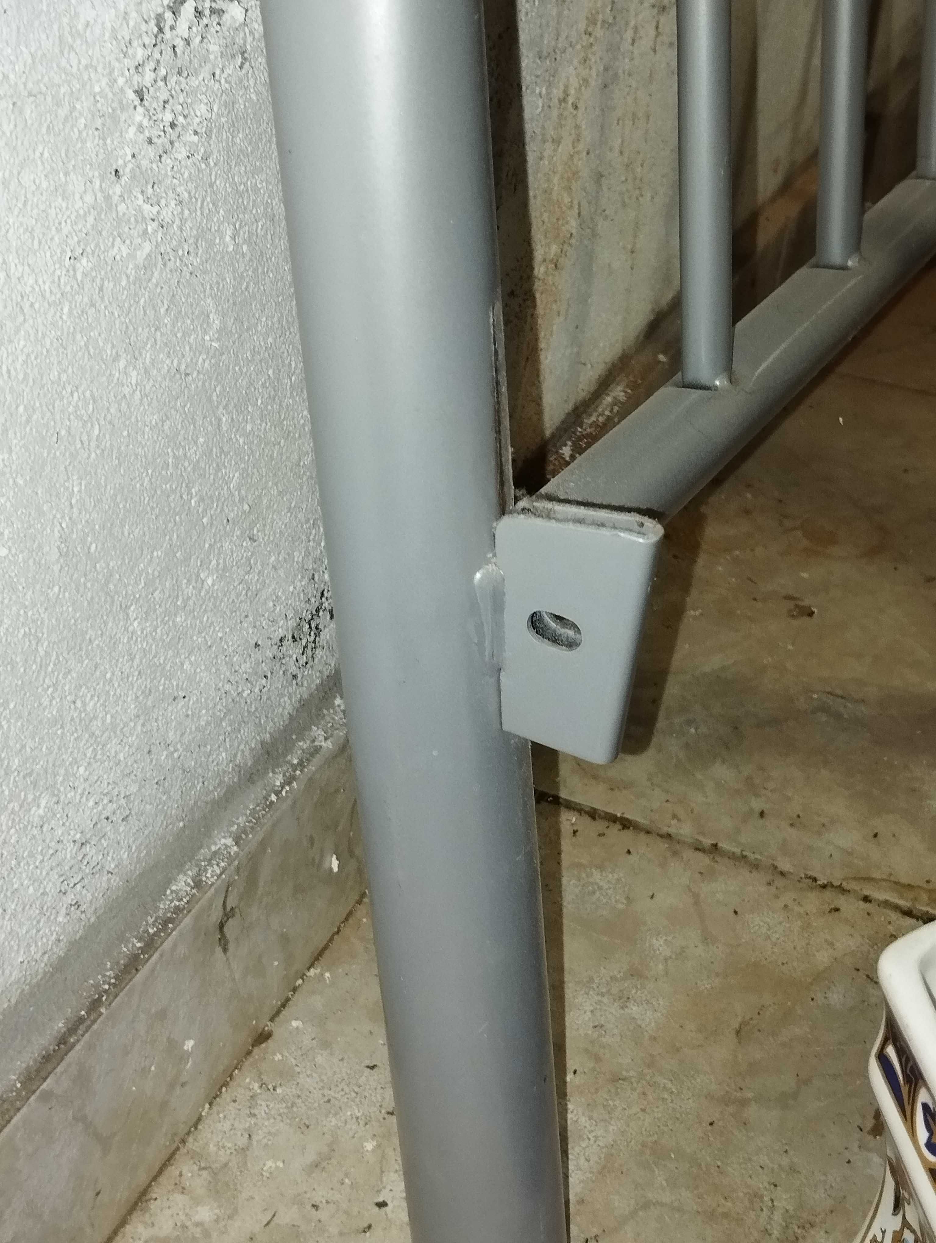 Cama de solteiro metálica (para arranjo)