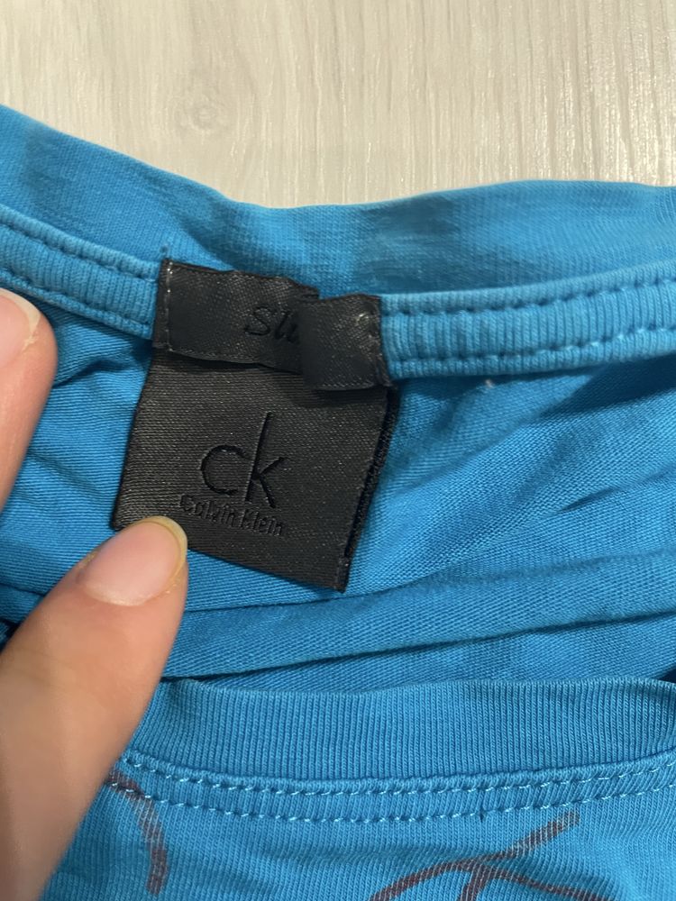 Niebieska męska koszulka marki Calvin Klein rozmiar S