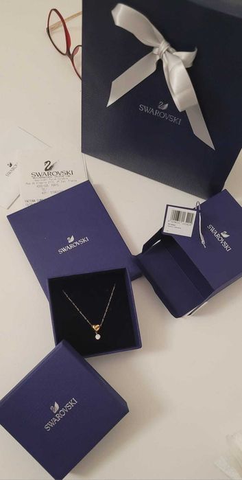 Colar de prata dourada com um coração e uma pedra de cristal Swarovski