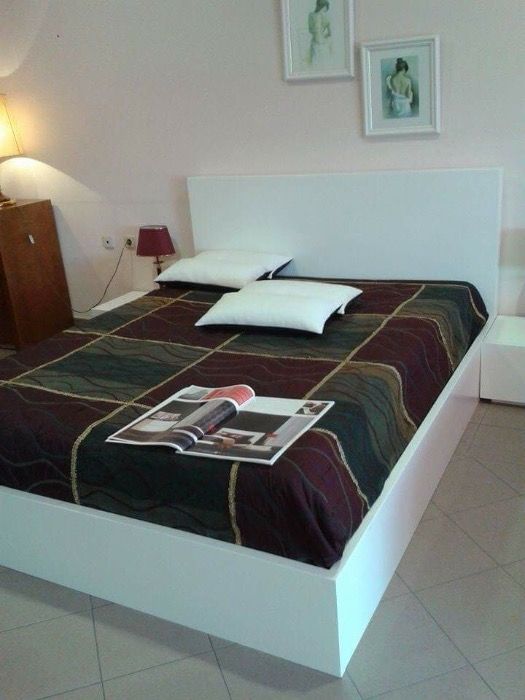 Quarto Casal cama e 2 mesinhas