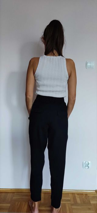 Czarne spodnie dresowe z lampasem w panterkę, rozmiar plus size 46