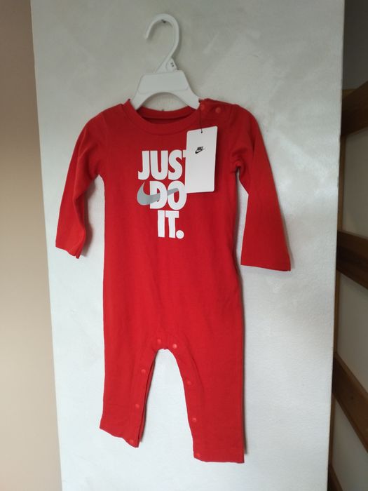 Nowy czerwony pajacyk niemowlęcy 74-80 cm