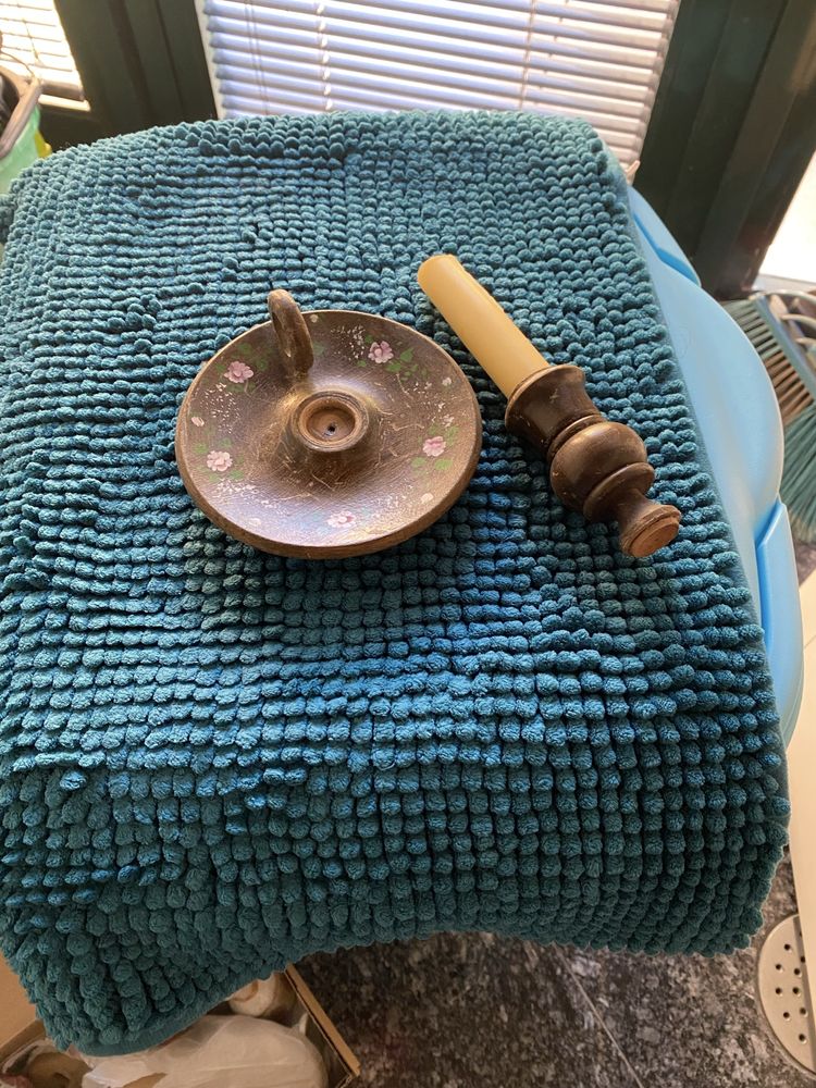 Vela com suporte de madeira