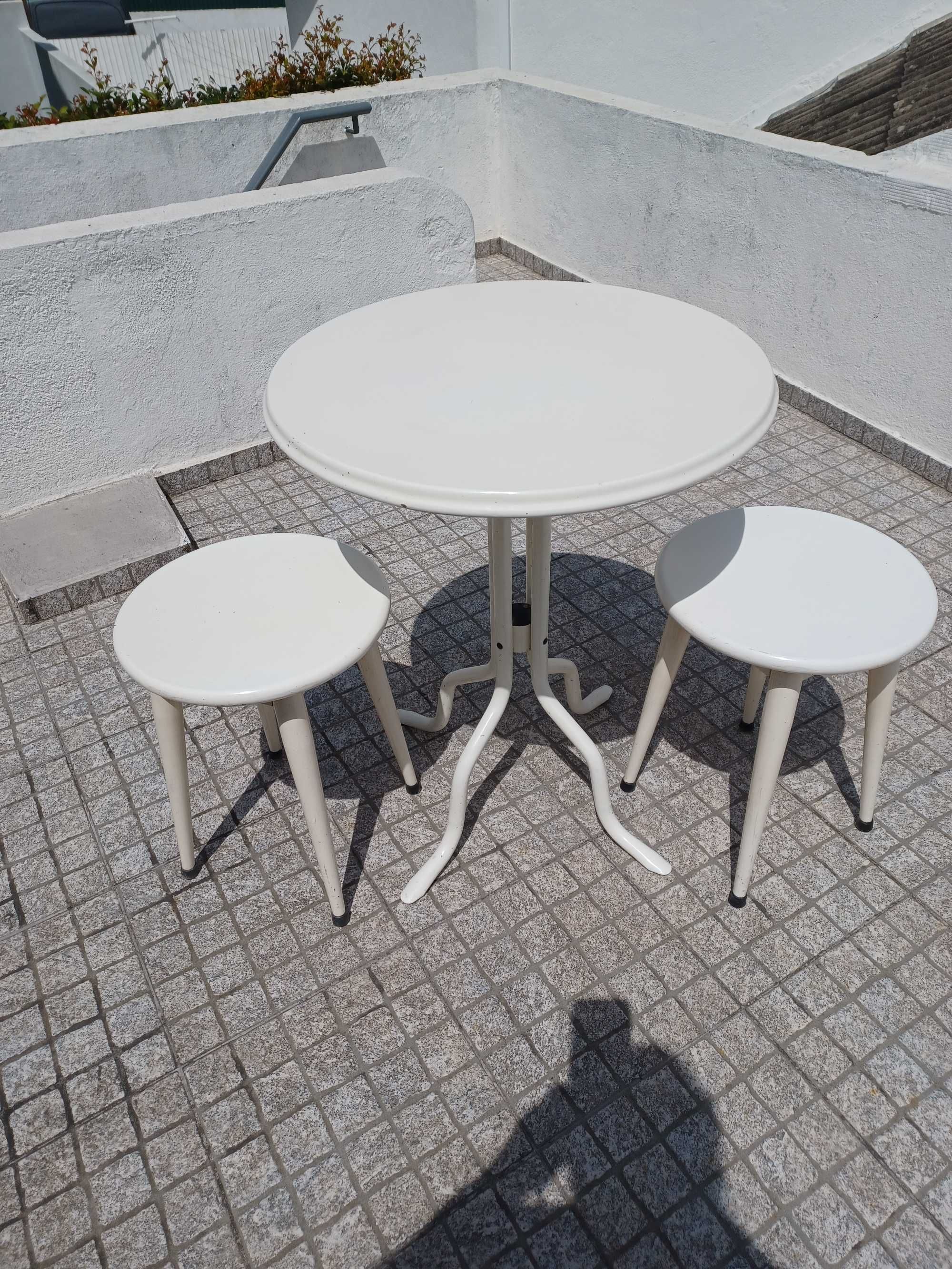 Mesa de cozinha branca lacada com 2 bancos em branco - Usada