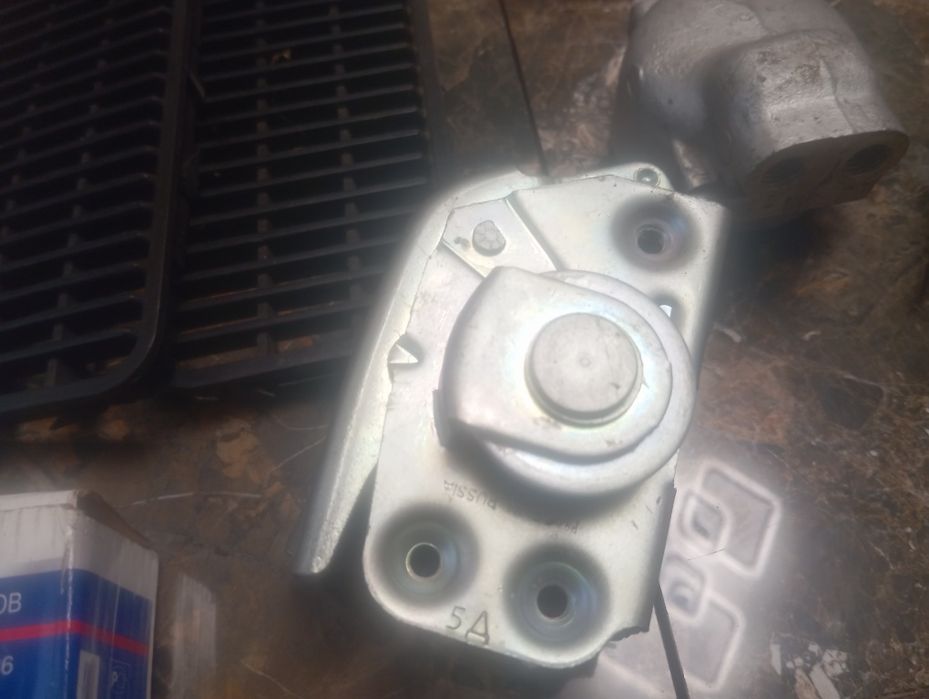 Замок двері 2101  03 02 06 подушка КПП направляючі клапанів табличка