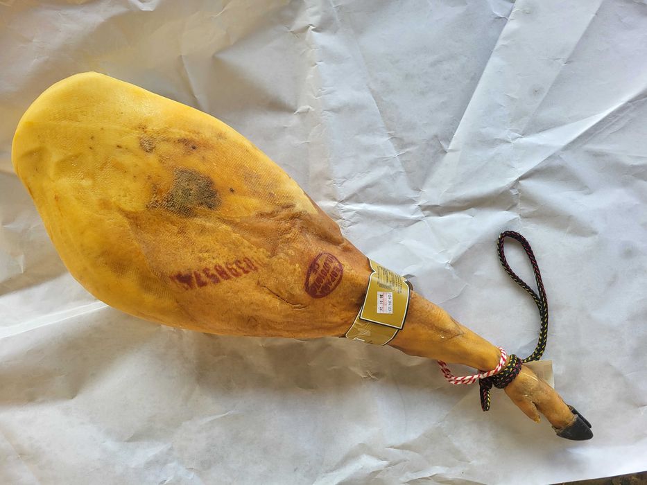 Хамон серрано 100% Дюрок, 8,2+кг, 18-20 міс. витримки, чорне копито