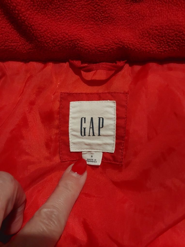 Czerwona pikowana puchowa kurtka Gap z kapturem