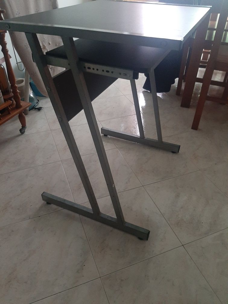 Secretária de Metal