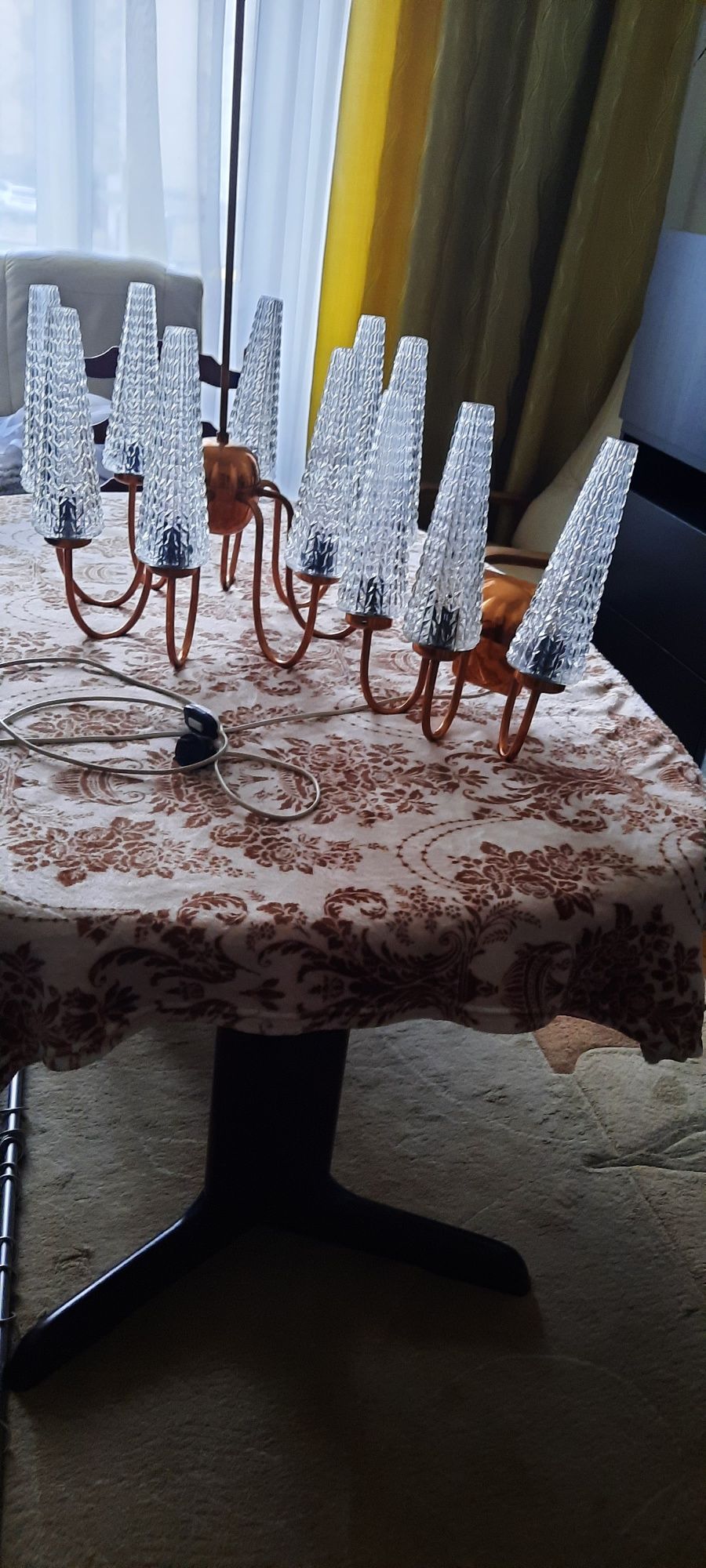 Sprzedam żyrandol archiwalny.