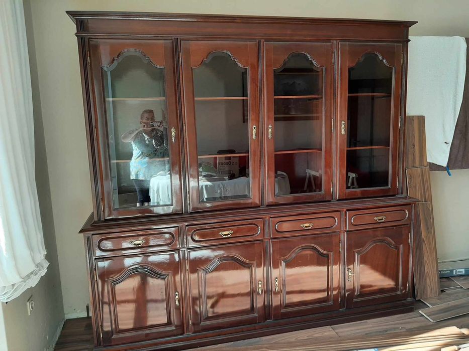 Sala de estar ( armário , mesa extensível e 6 cadeiras)