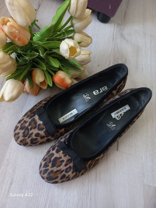 Nowe buty na słupku 39