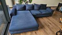 duża granatowa sofa, rozkładana, z funkcją spania
