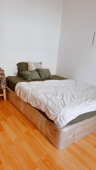 Cama casal de alta qualidade com com excelente colchão