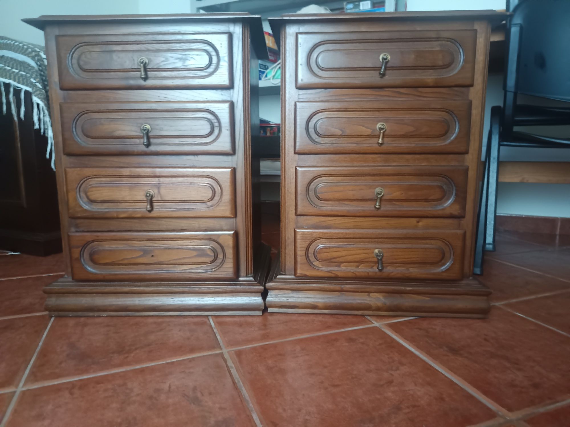 Cama  cómodas mesinhas cabeceiras em castanho