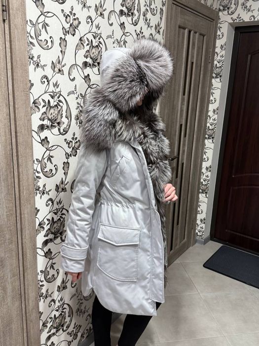Продам парку з натуральним хутром