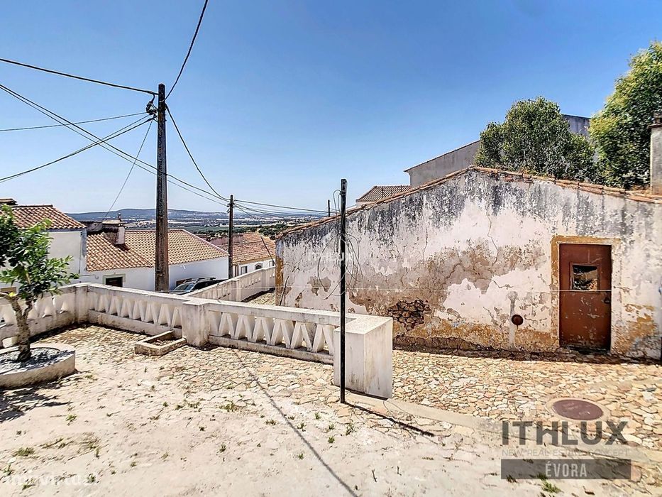 Moradia em ruinas em São Bartolomeu do Outeiro