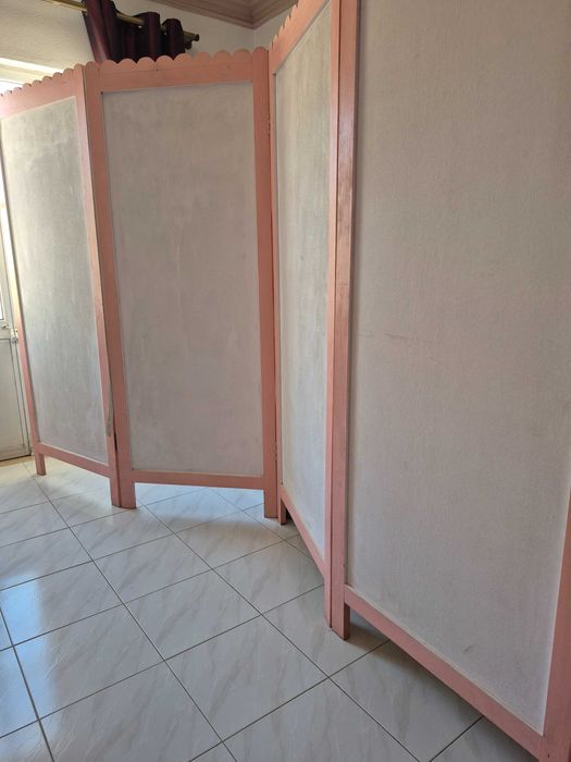 Biombo de separação em madeira branco com detalhes em rosa