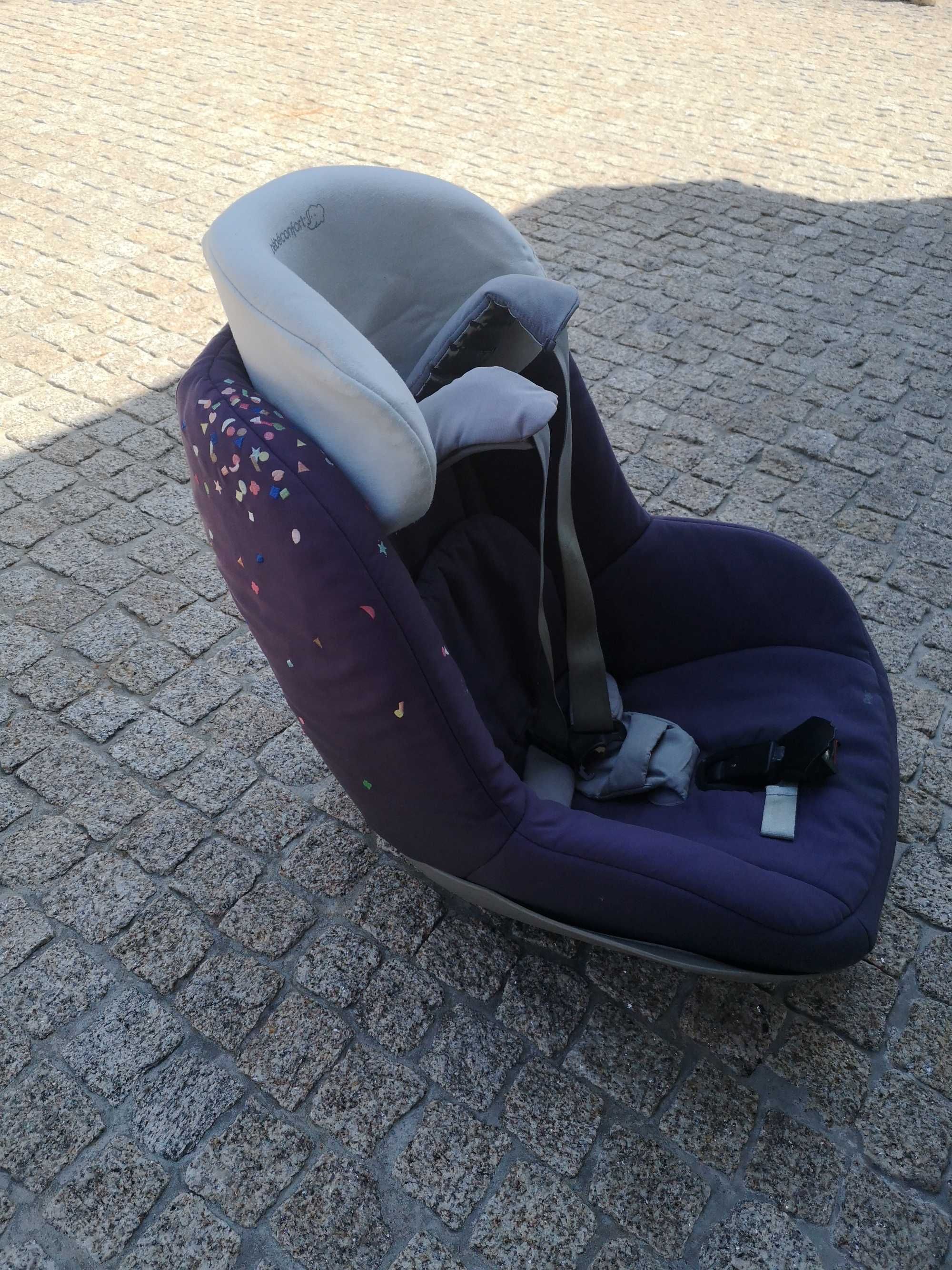 Conjunto Bebé Conforto Maxi Cosi  base Family Fix. Cadeira Auto-Pebble