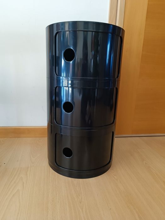 módulo de arrumação cilíndrico do tipo “Componibili”.