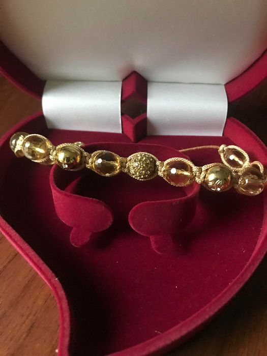 Браслет із каменів цитрину з позолотою в подарунковій упаковці.