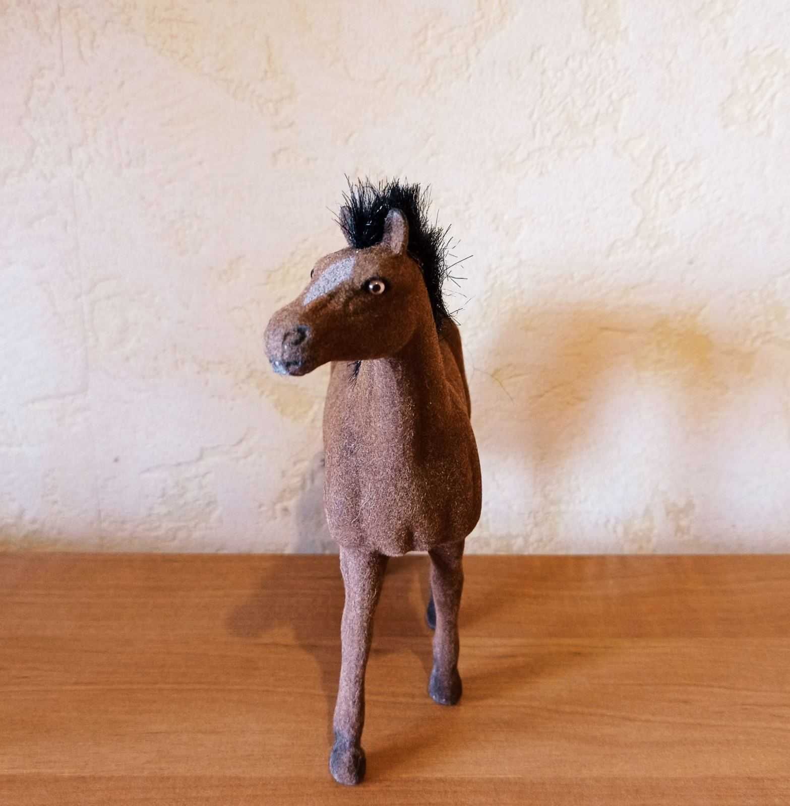 Флокированная игрушка лошадь рыжей масти.