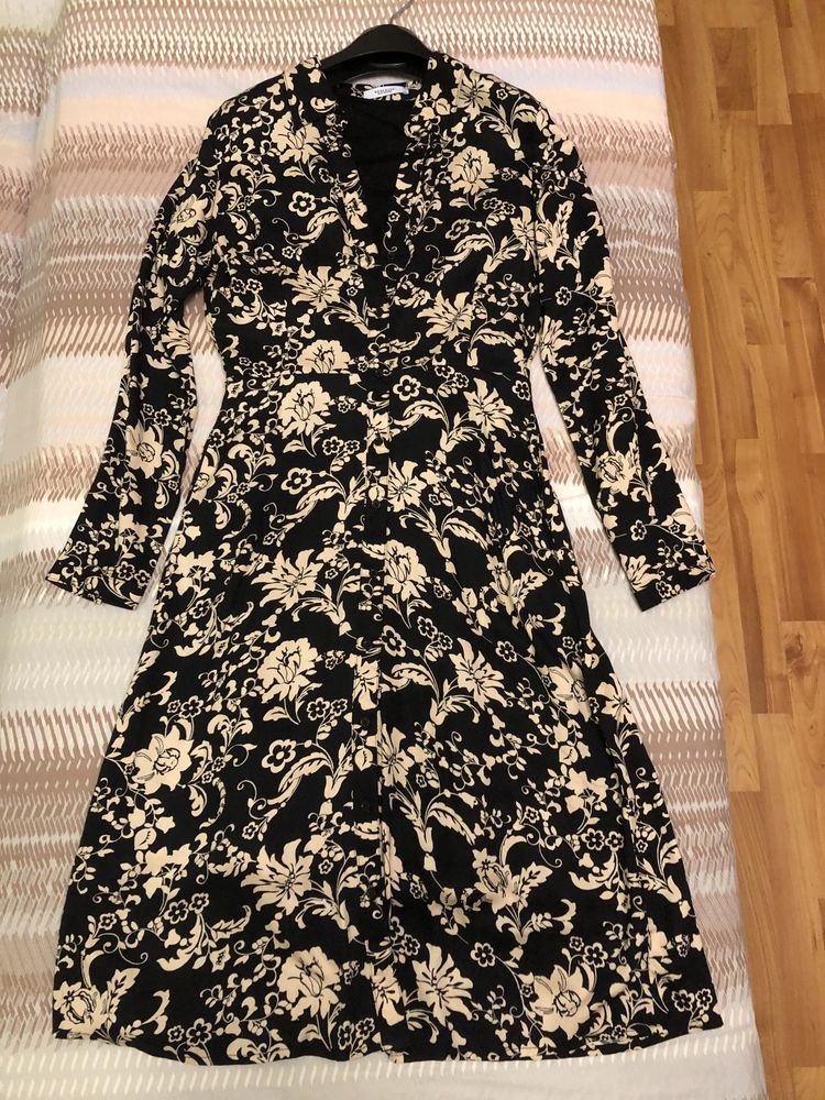 Чорна сукня-міді з квітковим принтом на довгому рукаві