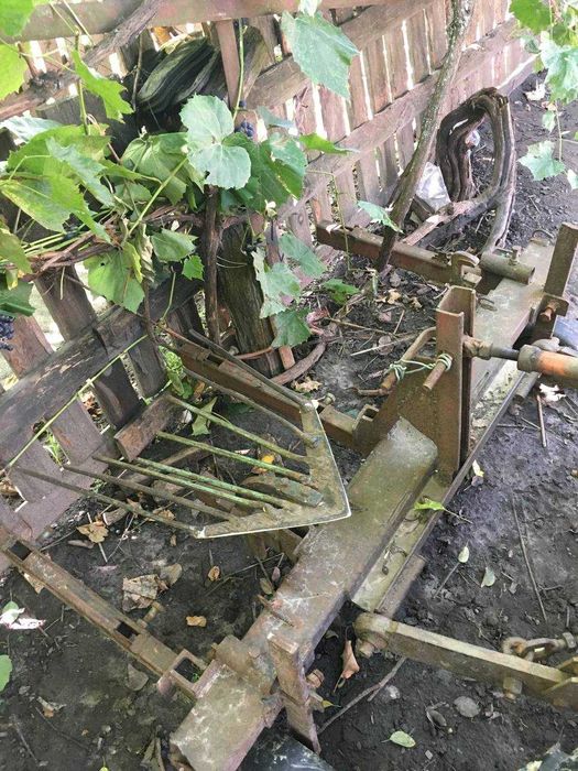 Саморобний трактор з навісним обладнанням (плуг, окучник,просапник)