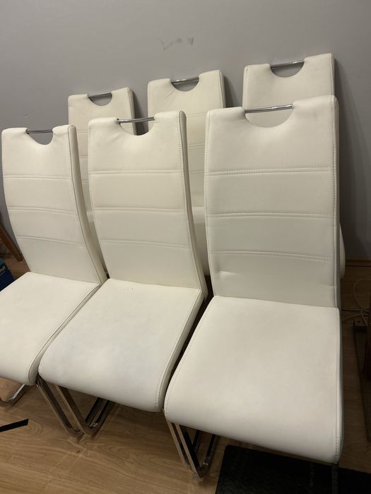 Zestaw białych krzeseł