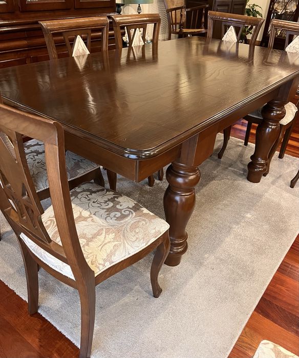 Mesa de madeira e 8 cadeiras