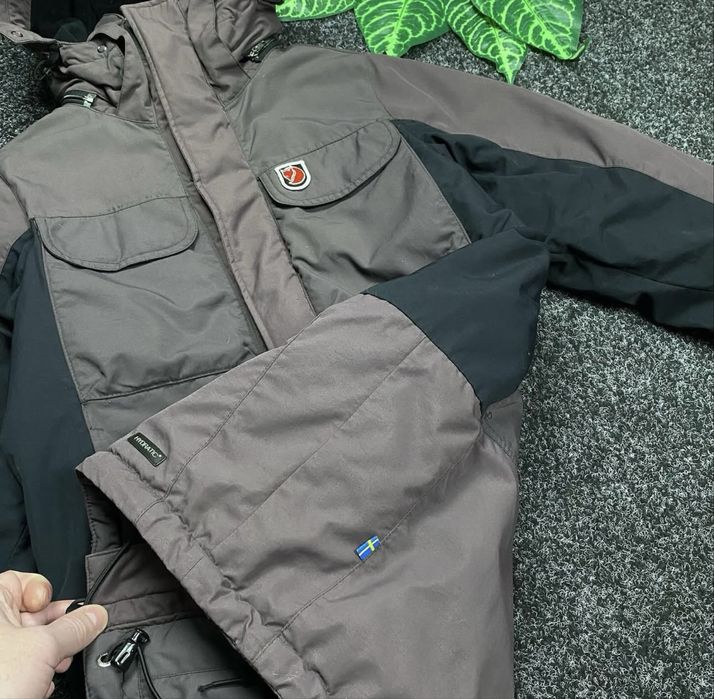 Пуховик Fjallraven Arcteryx женская размер M ( смотрите замеры )
