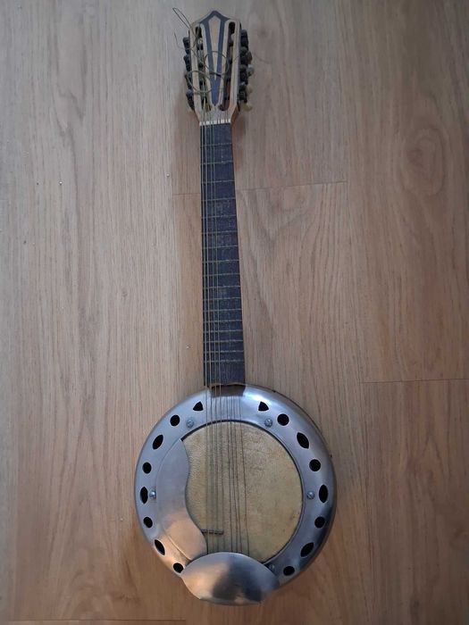 Viola antiga (Banjo) contruida à mão.