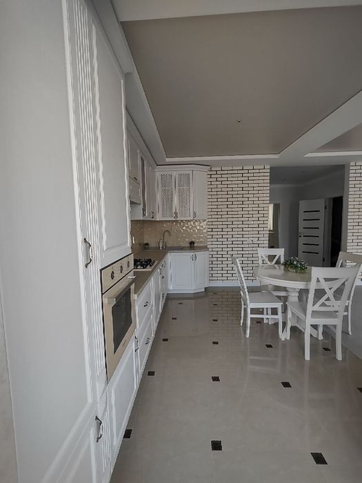 Продам 2-х ком квартиру на Сахарова  в кирпичном  доме