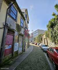 Prédio para recuperar na zona ARU á Alfândega do Porto  a escassos met
