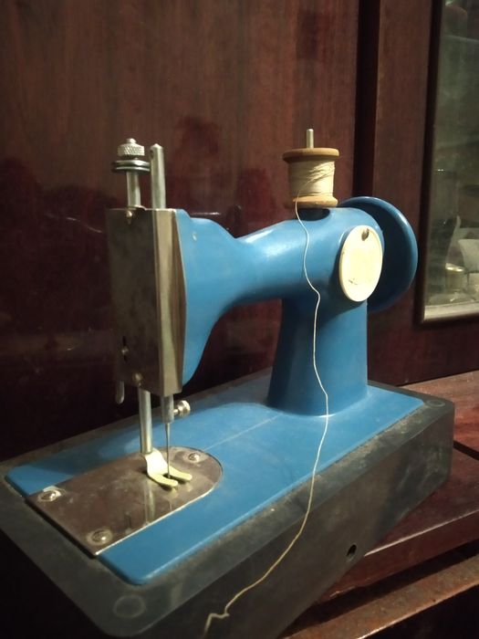 Дитяча швейна машина. Іграшка для дівчат.