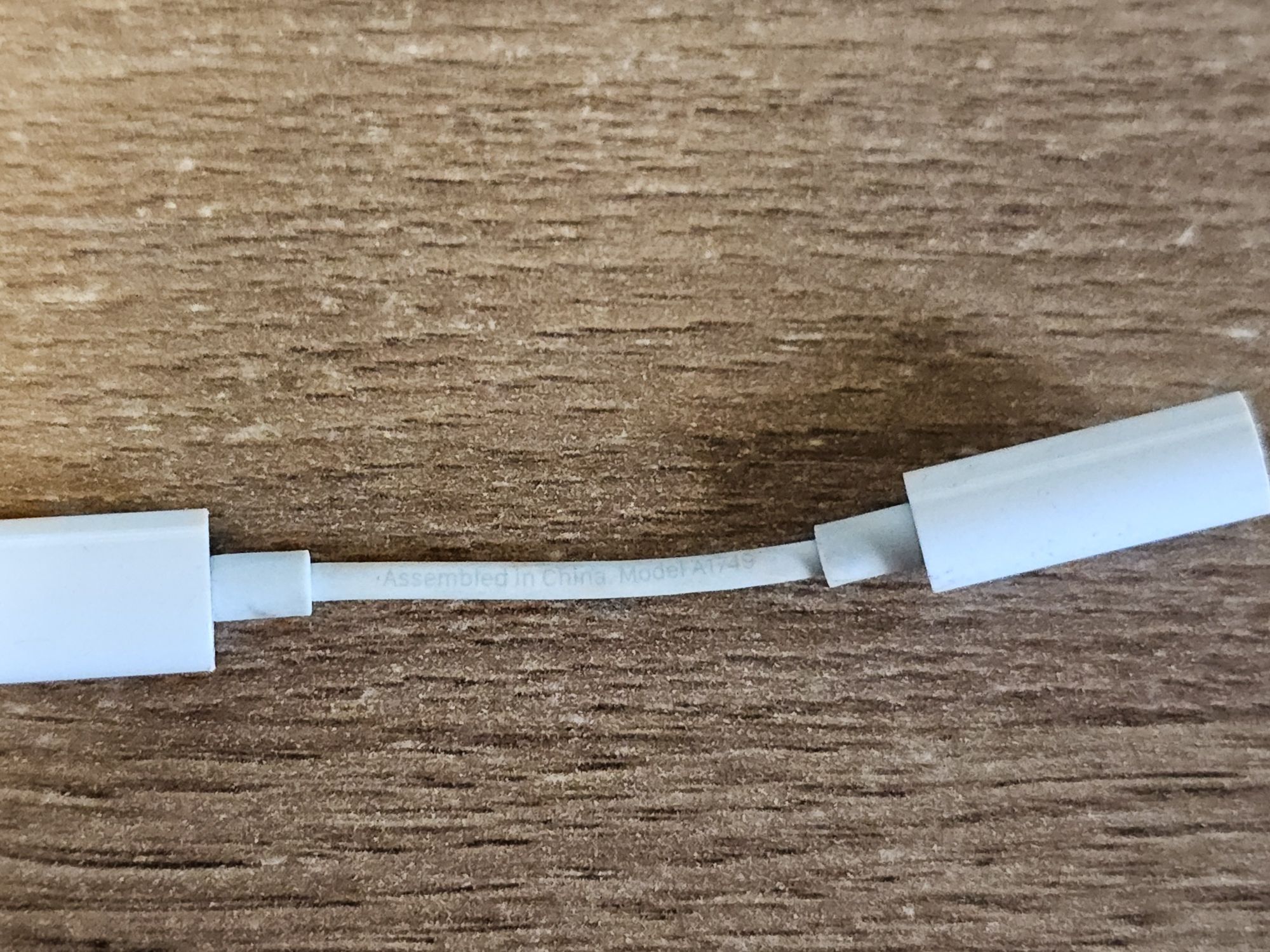 адаптер для навушників apple a1749 lightning-3.5mm