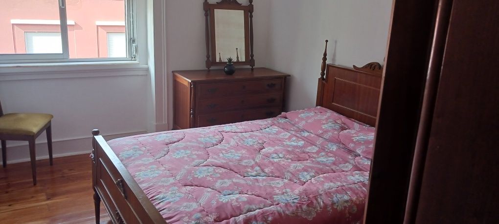 Quarto em apartamento Areiro  para quem procura um ambiente familiar .