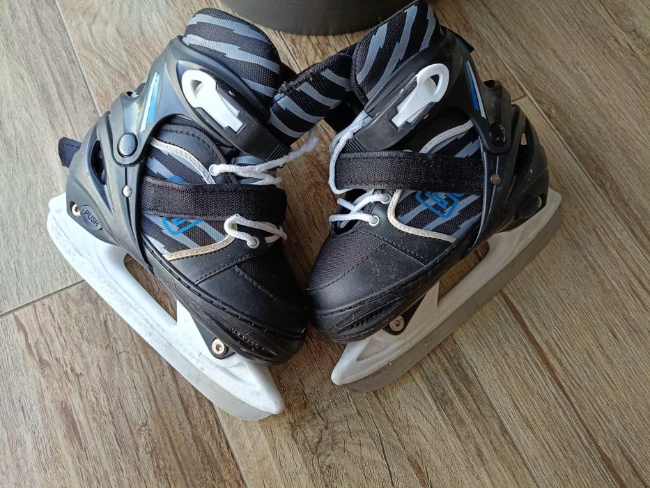 Czarne łyżwy w dobrym stanie.