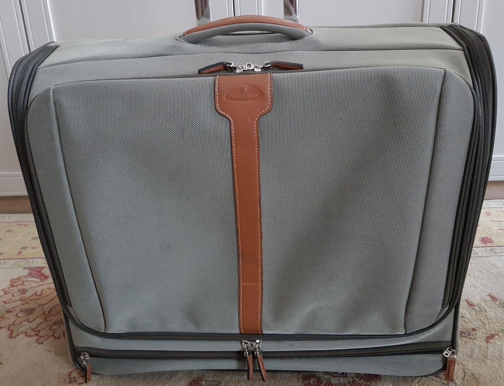 Mala porta-fatos com rodas da SAMSONITE