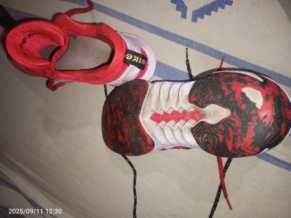 Оригінальні кросівки Nike Cosmic Unity 2 трошки б/у