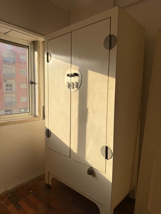 Armário Oriental em Madeira — Branco com Detalhes Metálicos