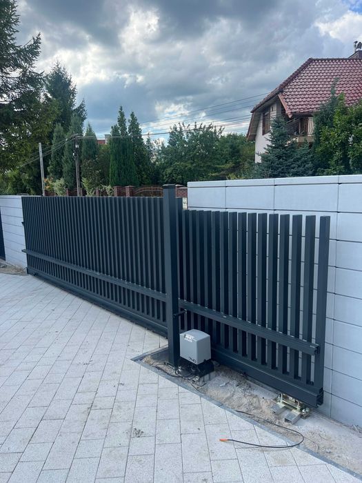 ogrodzenie grzebieniowe aluminiowe pionowe profile mur betonowy L