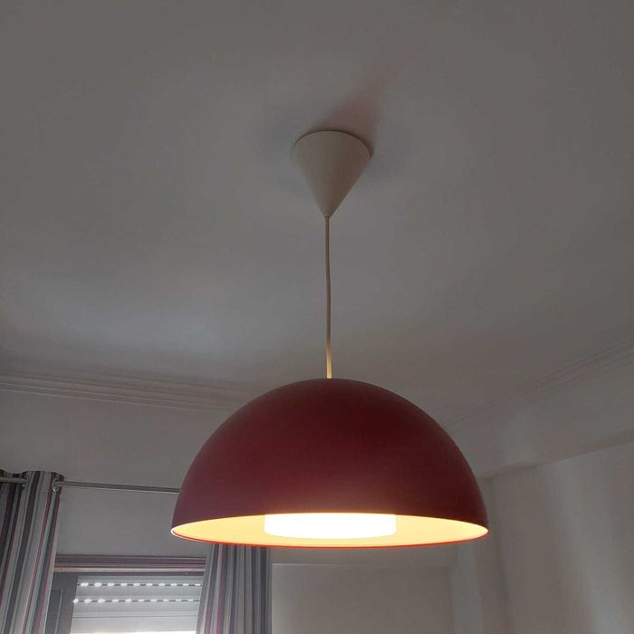 Candeeiro de teto vermelho