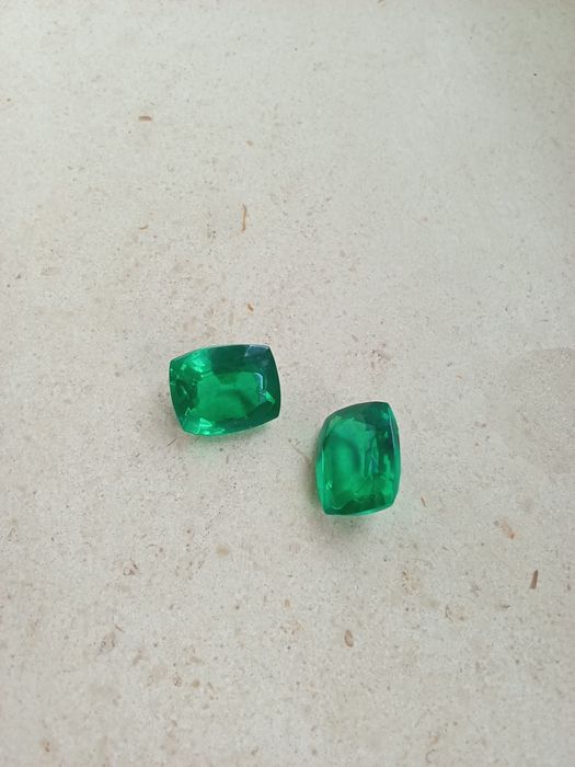 Par de Granadas Tsavoritas – 21.70 quilates (12.8 × 10.6 mm)