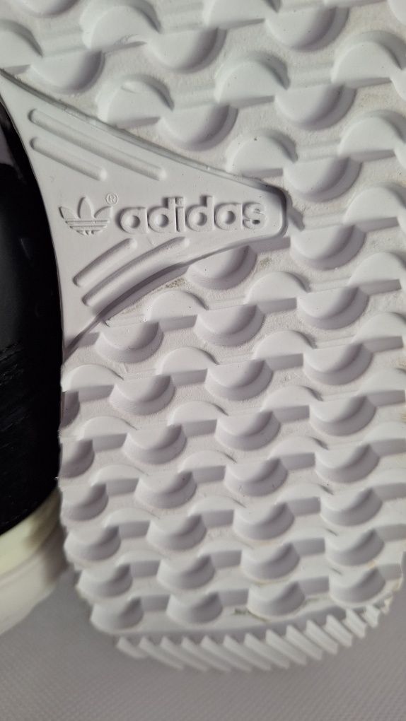 Buty sportowe nowe Adidas w modnym czarnym kolorze Rozmiar 42