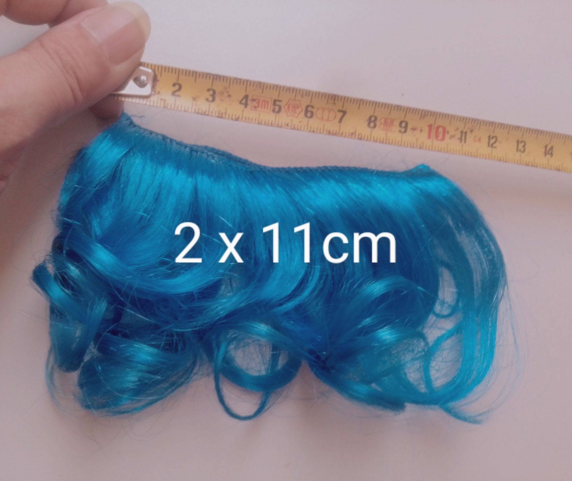 Cabelo sintético para bonecas.