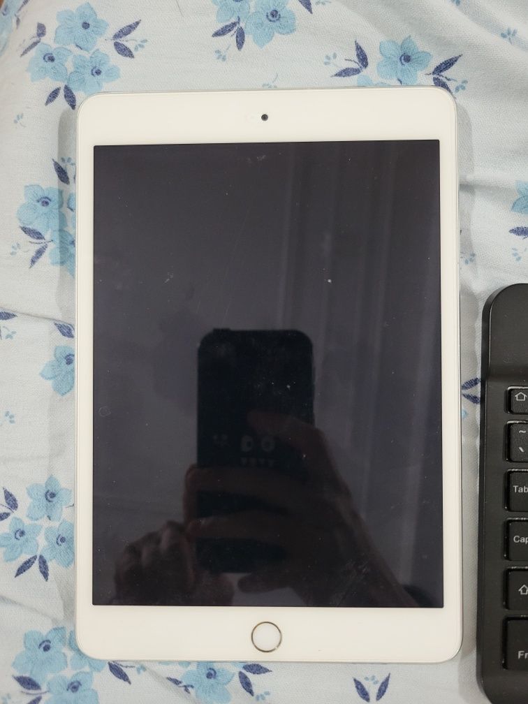 Apple iPad Mini 3rd Gen (A1599) 7.9" 64GB - Prateado/Branco, WiFi
