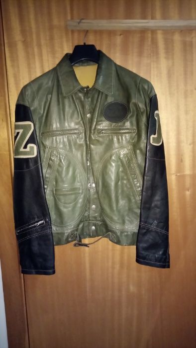 Casaco inteiramente de couro, cor preto e verde.
