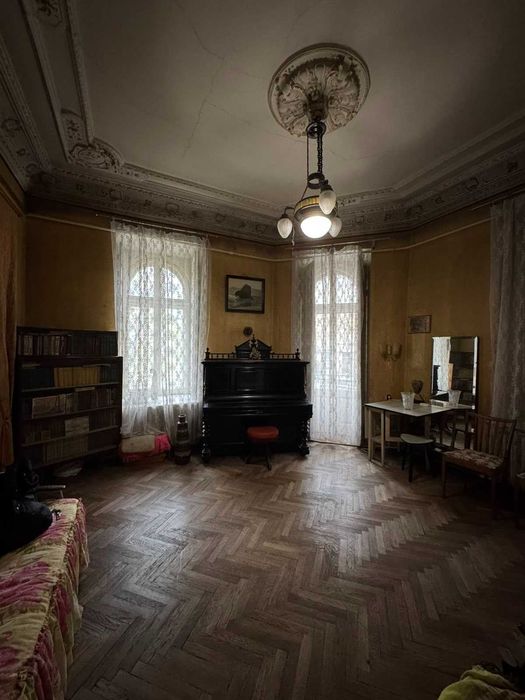 Продам три комнаты в коммуне в центре города, ул. Лейтенанта Шмидта.